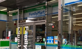 コンビニ　ファミリーマート西麻布三丁目店（コンビニ）まで213m