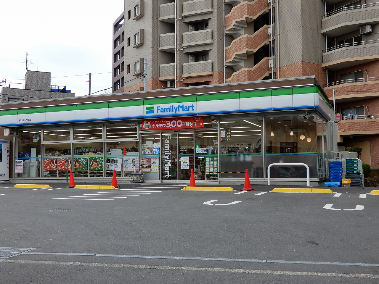 コンビニ　ファミリーマート松山金沢文庫店（コンビニ）まで605m