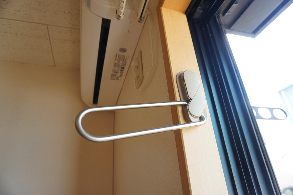 その他　窓枠に室内物干し掛けあり♪