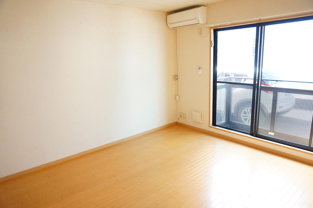 居室・リビング　南西向きの明るい室内☆