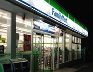 コンビニ　ファミリーマート青山外苑東通り店（コンビニ）まで399m