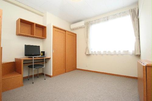 居室・リビング　１階はフローリング、２階はカーペットになります。