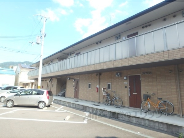 京都市山科区勧修寺瀬戸河原町のアパートの建物外観