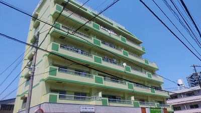 松山市宮西のマンションの建物外観
