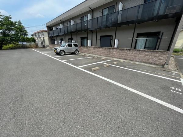 【アンプルールクラージュmontvertの駐車場】