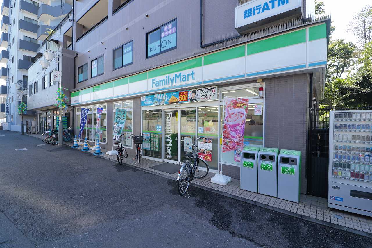 コンビニ　ファミリーマート（コンビニ）まで720m