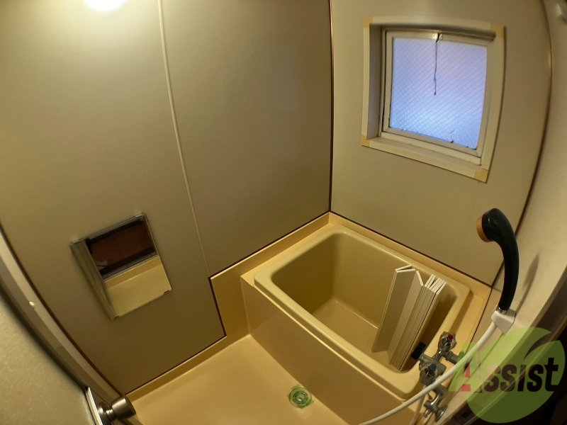 バス・シャワールーム　浴室はシンプル。一人暮らしにはちょうど良いサイズですね。