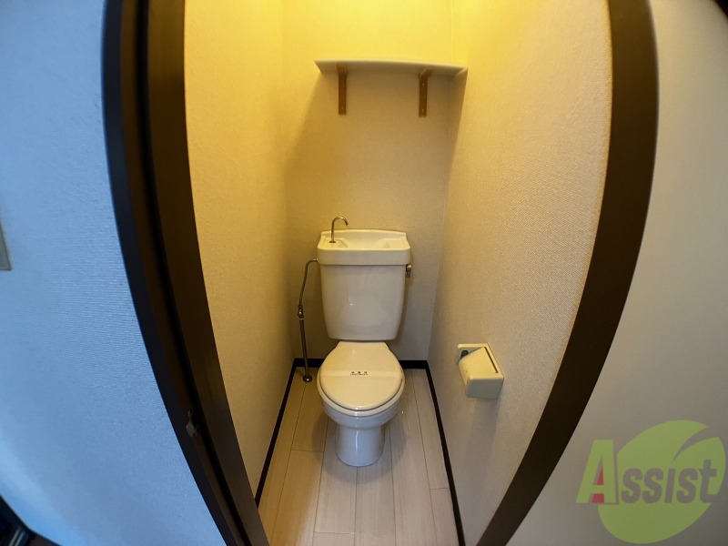 トイレ　トイレはシンプル。便利な棚が付いてます