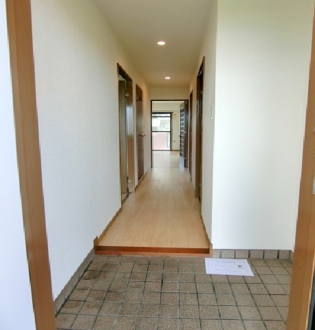 地下鉄谷町線 長原駅 徒歩5分 6階建 築34年の玄関写真