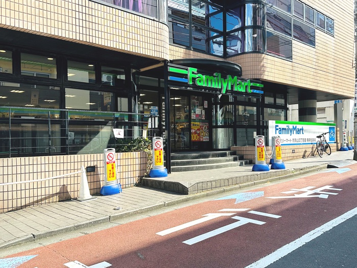 コンビニ　ファミリーマート南青山４丁目店（コンビニ）まで300m