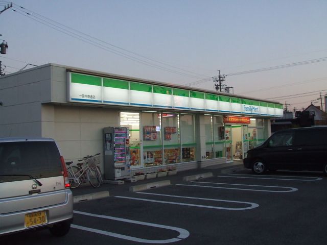 コンビニ　ファミリーマート（コンビニ）まで490m