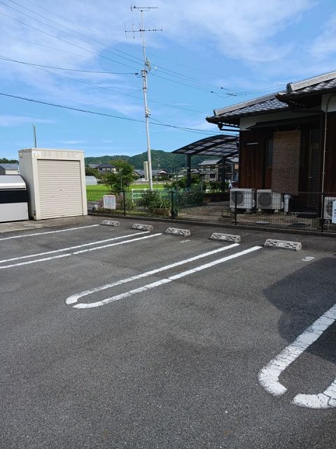 【岡山市東区西大寺射越のアパートの駐車場】