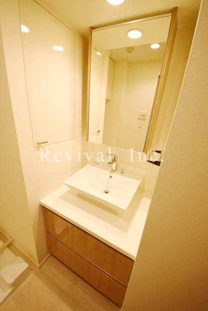 洗面設備　毎日の身だしなみチェックに必須ですね