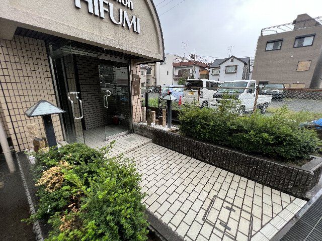 【茨木市中津町のマンションのエントランス】