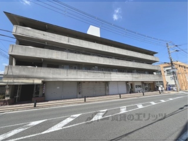 香芝市下田西のマンションの建物外観