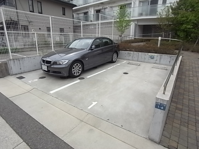 【ロイスグラン神戸湊川公園の駐車場】