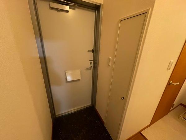 【レオパレスさくらの玄関】