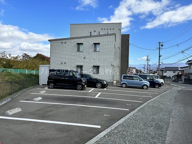 【メゾン・ド・新町の駐車場】