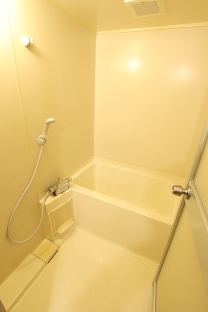 バス・シャワールーム　給湯追い焚き付き♪