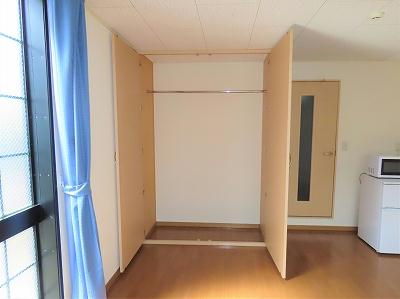 収納　居間に大きい収納スペースがあります