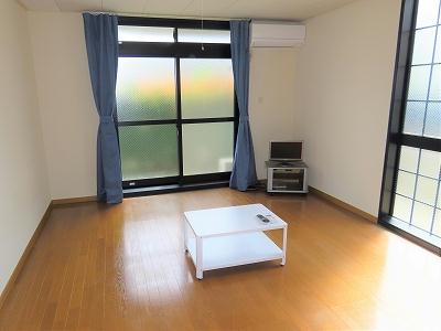 居室・リビング　カーテンやテーブル、テレビも備え付けです