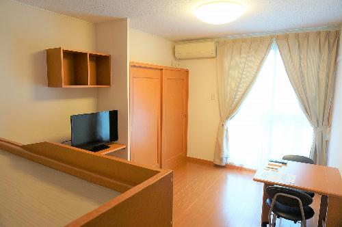 居室・リビング　カーテンやテーブル、テレビも備え付けです