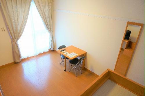 居室・リビング　テーブルは折り畳み式です