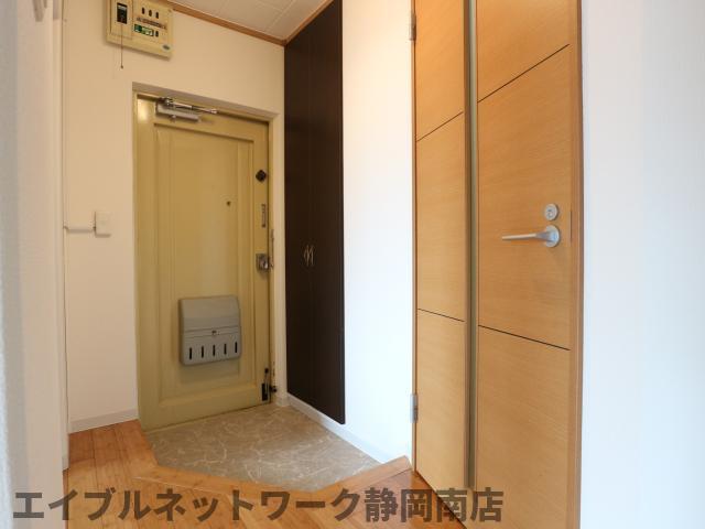 【静岡市駿河区西脇のマンションの玄関】