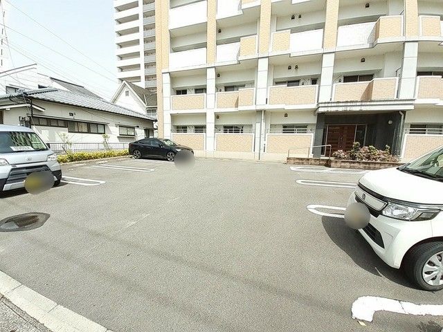 【シャルム駅南の駐車場】