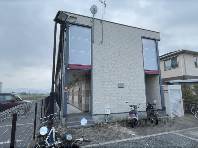 彦根市野良田町のアパートの建物外観