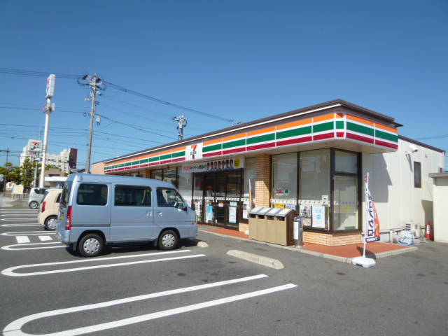 コンビニ　セブンイレブン（コンビニ）まで824m