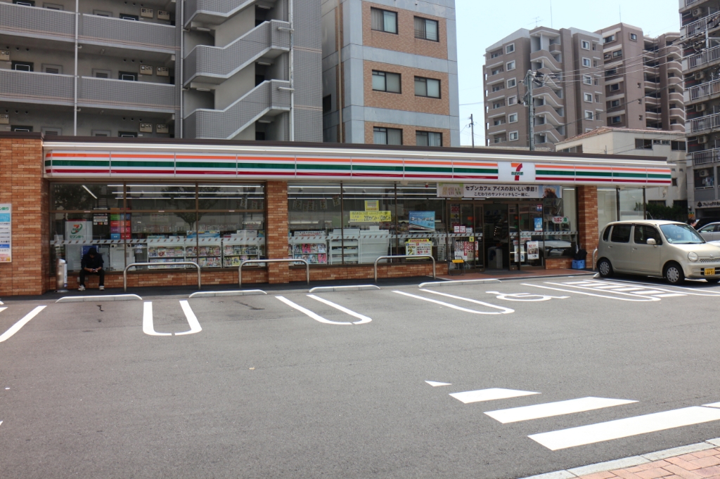コンビニ　セブンイレブン 八幡西本町4丁目店（コンビニ）まで559m