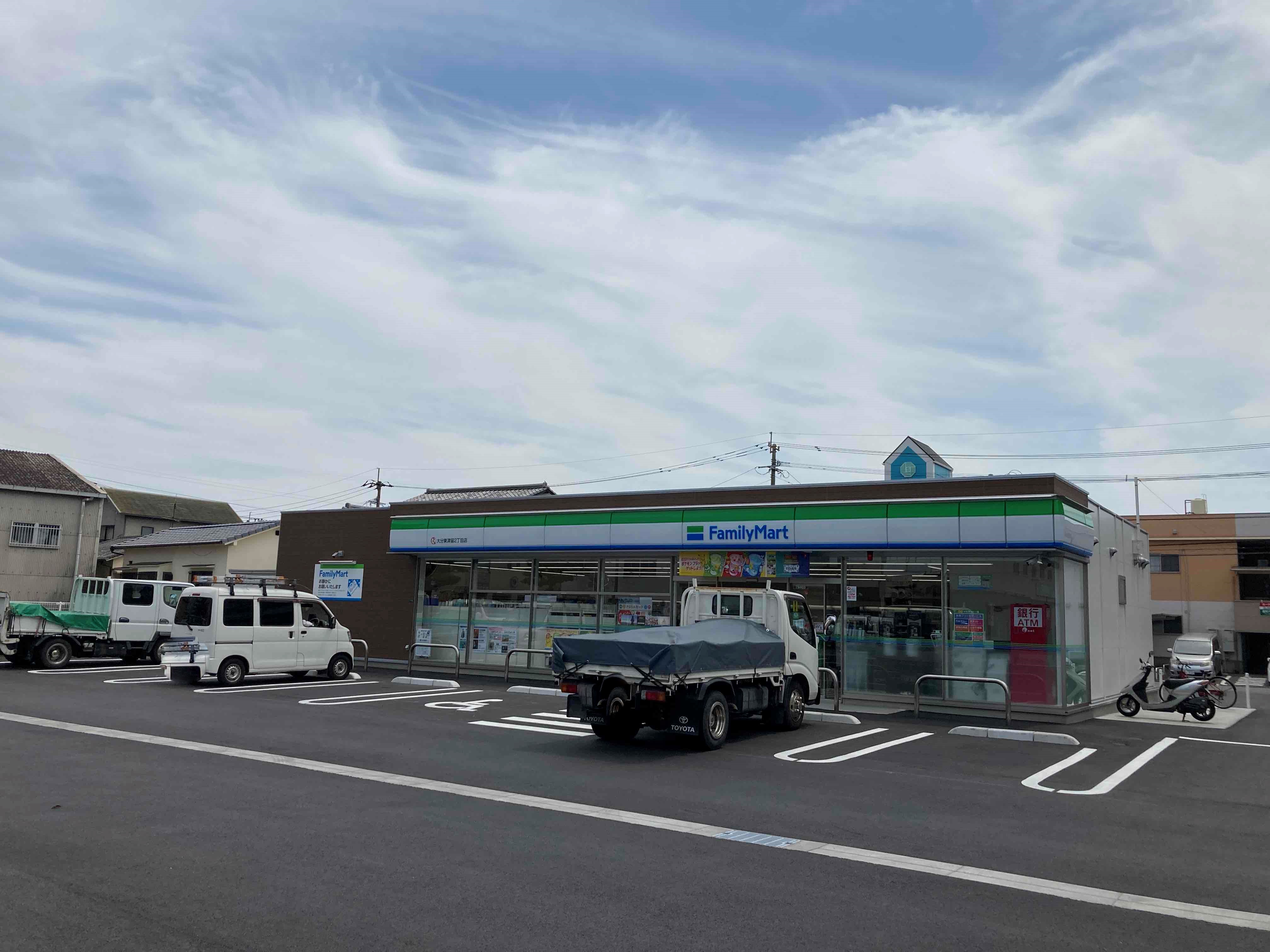 コンビニ　ファミリーマート大分東津留2丁目店（コンビニ）まで122m