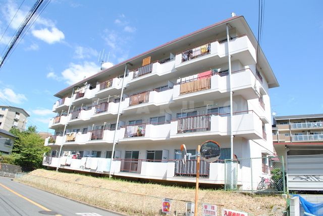 吹田市山田西のマンションの建物外観