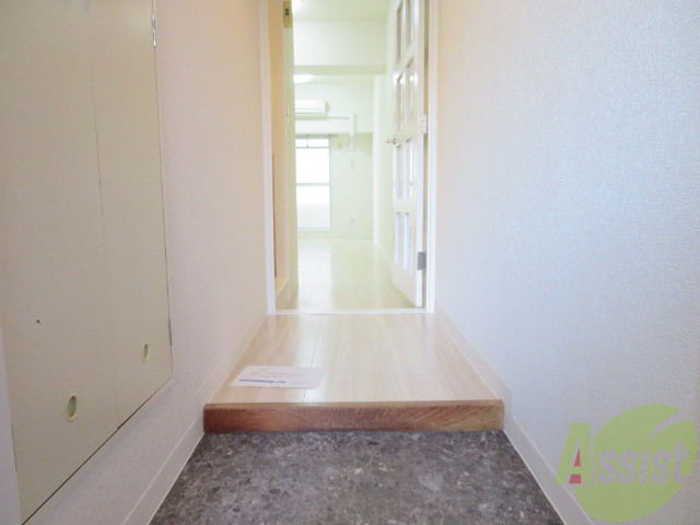 玄関　外から玄関を撮影してみました。広いリビングに繋がっています。