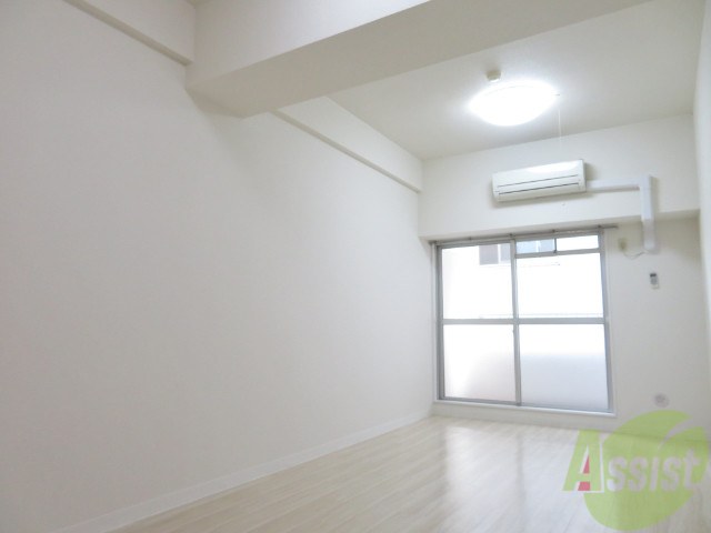 居室・リビング　リビングはこんな感じです。窓が大きくて良く陽が入ってきますね