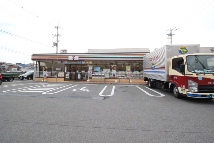 コンビニ　セブンイレブン（コンビニ）まで750m