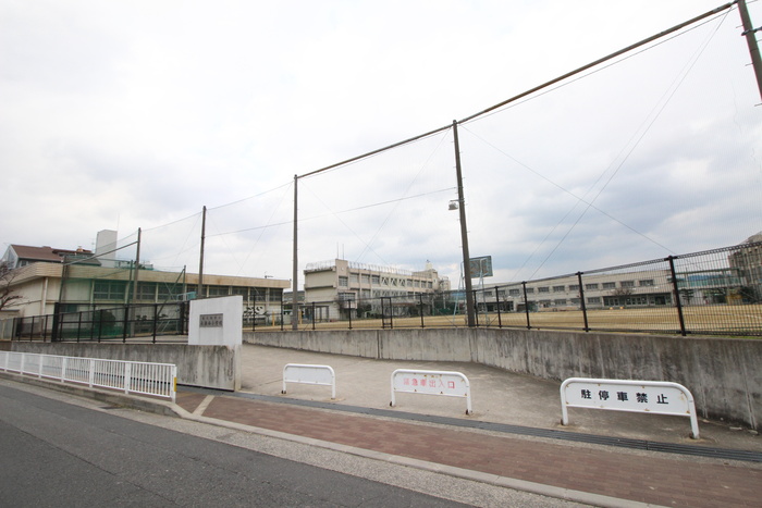 小学校　長瀬西小学校（小学校）まで300m