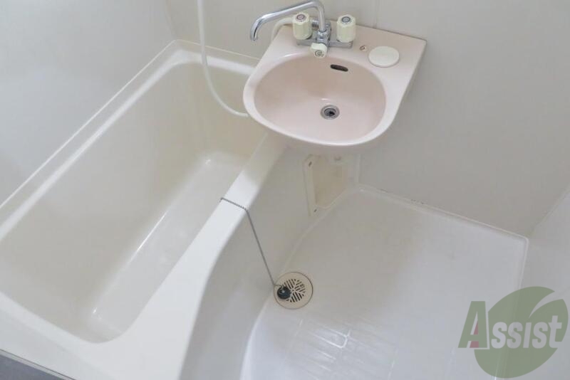 バス・シャワールーム　１日の疲れを癒すのはこのお風呂です。ゆったりしてください。