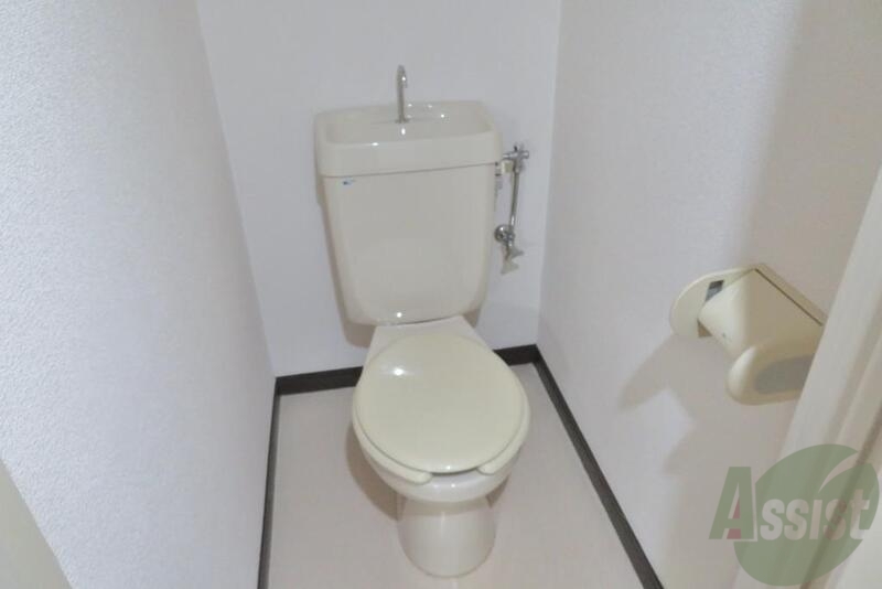 トイレ　シンプルかつ白く清潔感が溢れるトイレです。