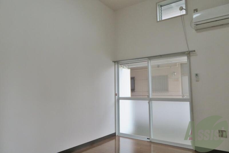 居室・リビング　白くて天井が高い開放感のあるお部屋です。