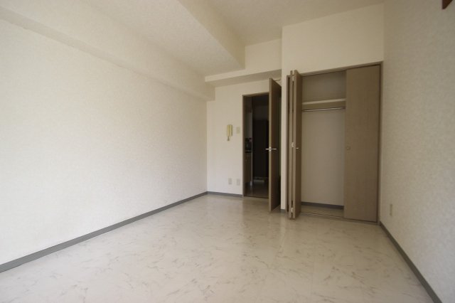 居室・リビング　同物件別室です。