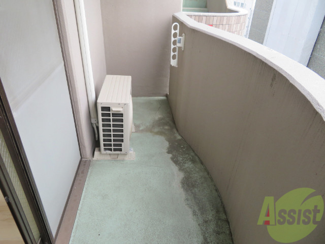 バルコニー　ベランダはこんな感じです。広いので外に洗濯を干せそう