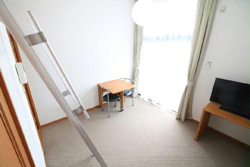 居室・リビング　大型家具家電付きにより初めての一人暮らしの方も安心！