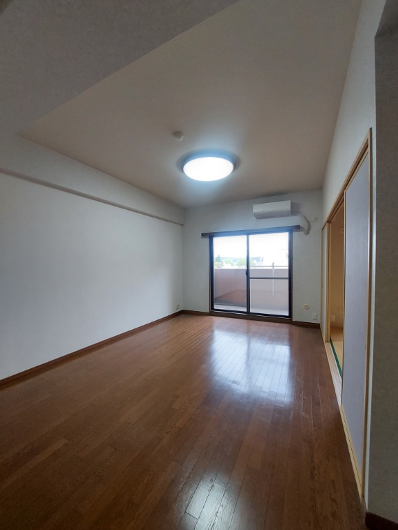 ネオハイツ清明町壱番館の居間写真