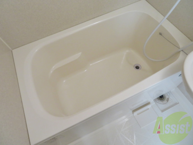 バス・シャワールーム　バスルームは狭すぎず、シャワーも浴びやすそうです。