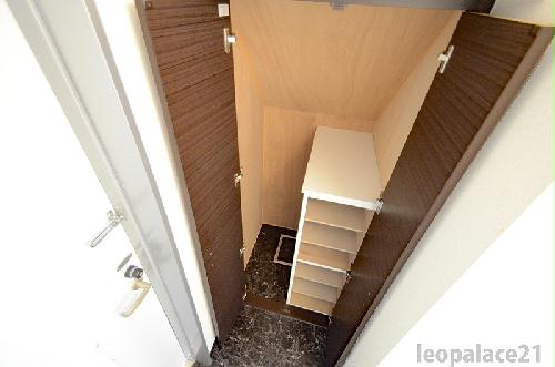 玄関　備品や設備仕様は号室等により異なります現地をご確認下さい。