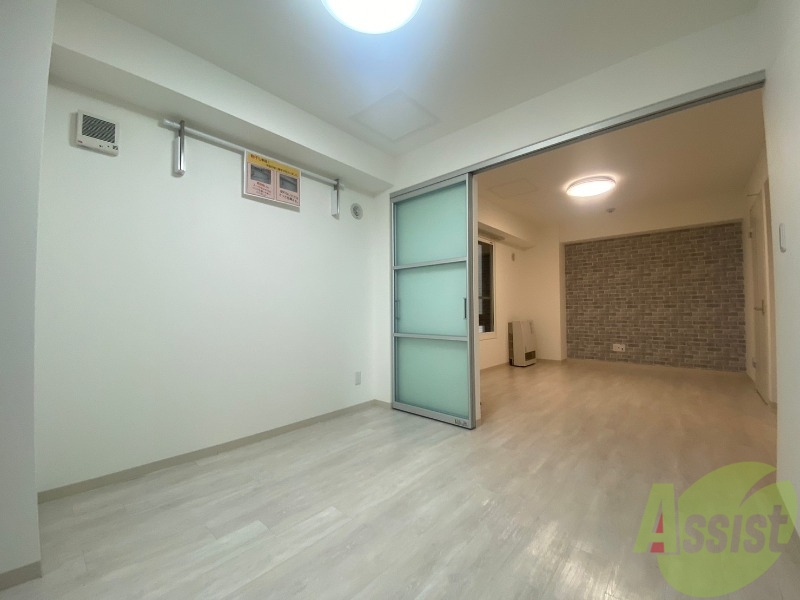 その他部屋・スペース　寝室はこちらです。光が差し込む、温かみのあるお部屋です