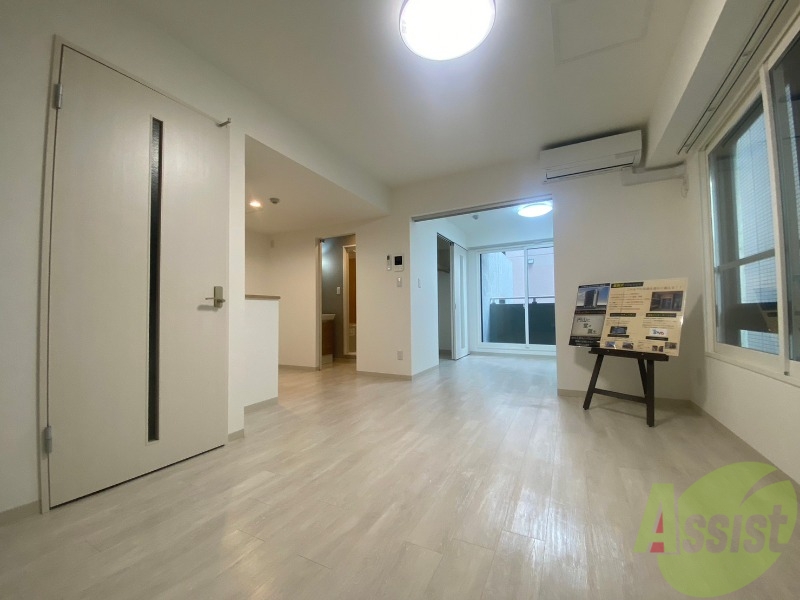 居室・リビング　リビングです。木目のフローリングが落ち着きますね。