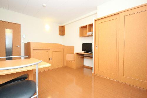 居室・リビング　床は1Fフローリング、2Fはカーペットとなります。